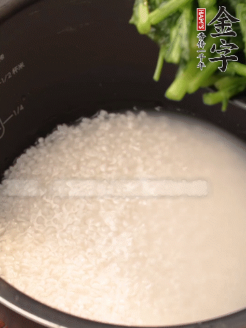茼蒿、香腸放入浸泡好的大米，水沒過大米半指煮熟。
