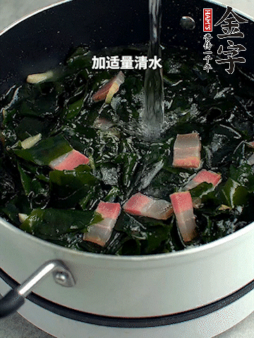放入泡發(fā)好的裙帶菜翻炒一下，加適量清水燉煮。