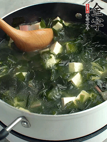 煮到沸騰后，再放入豆腐蓋蓋子煮3分鐘。