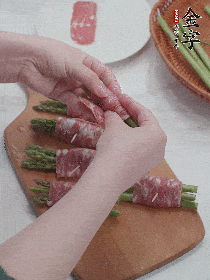 蘆筍切小段，蘆筍段用金字培根火腿卷起。