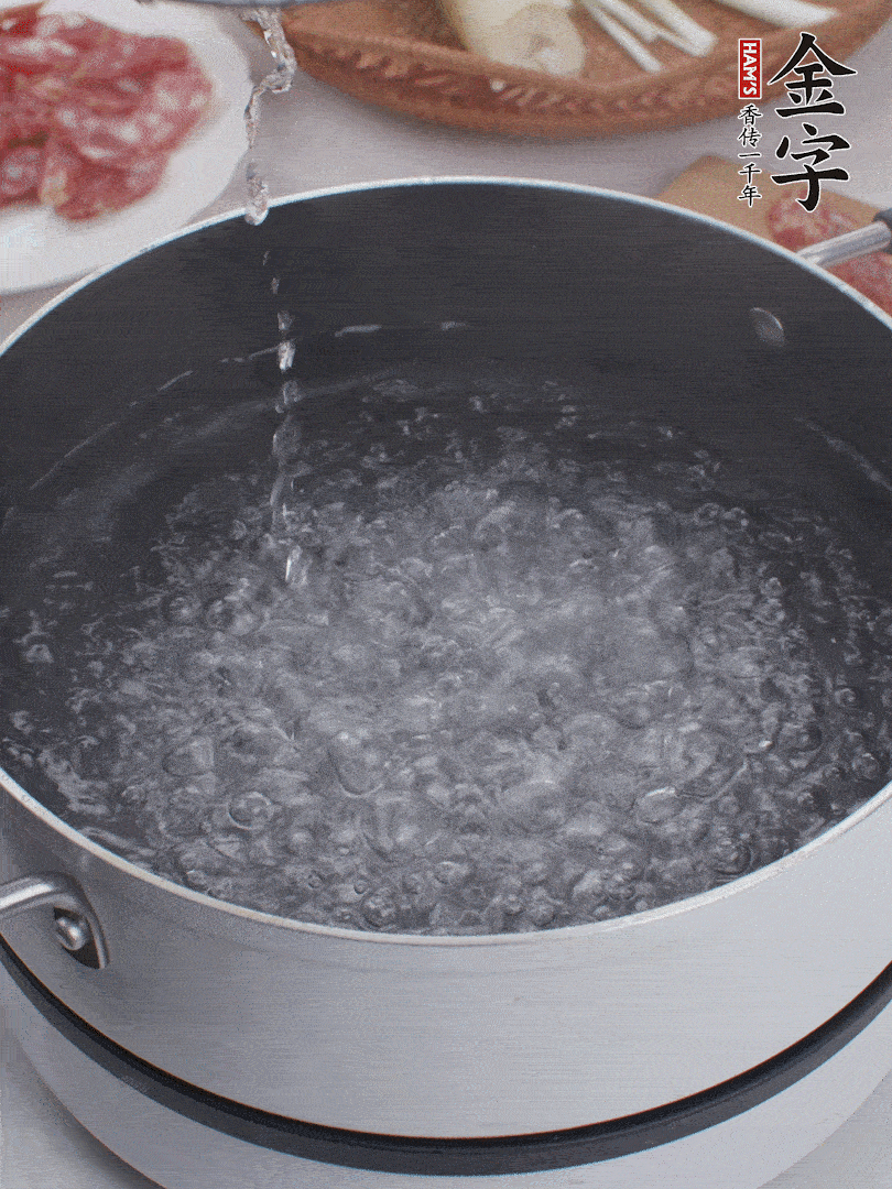 春筍去殼切片，焯水3分鐘。