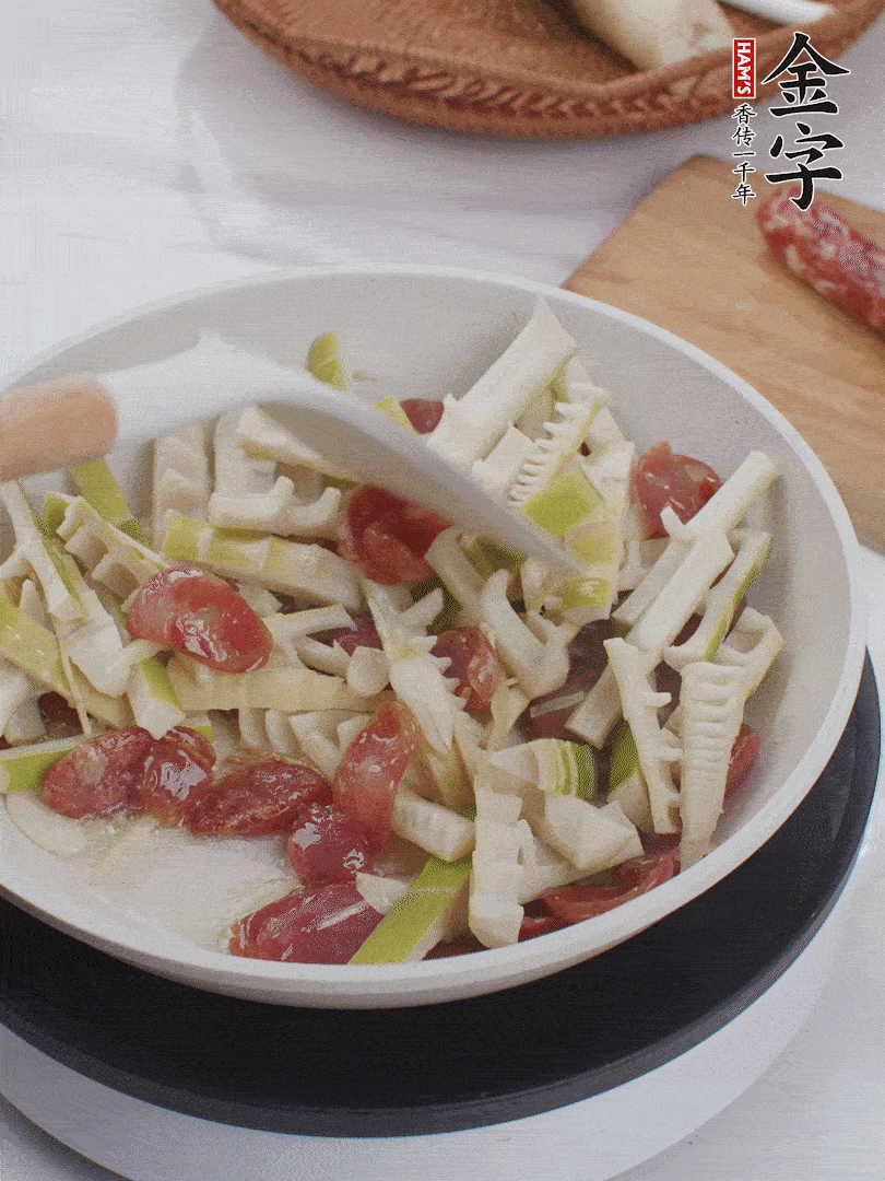 下春筍翻炒均勻，一小撮鹽調(diào)味。