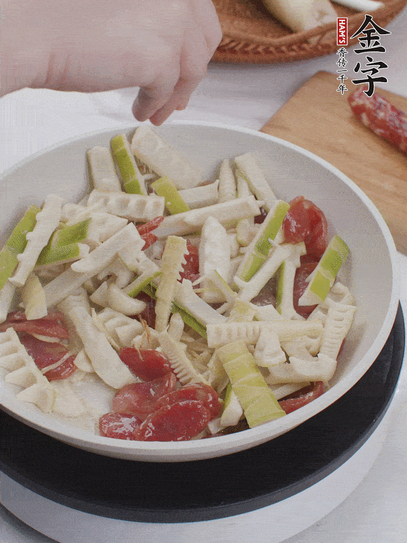 出鍋前撒蔥花。