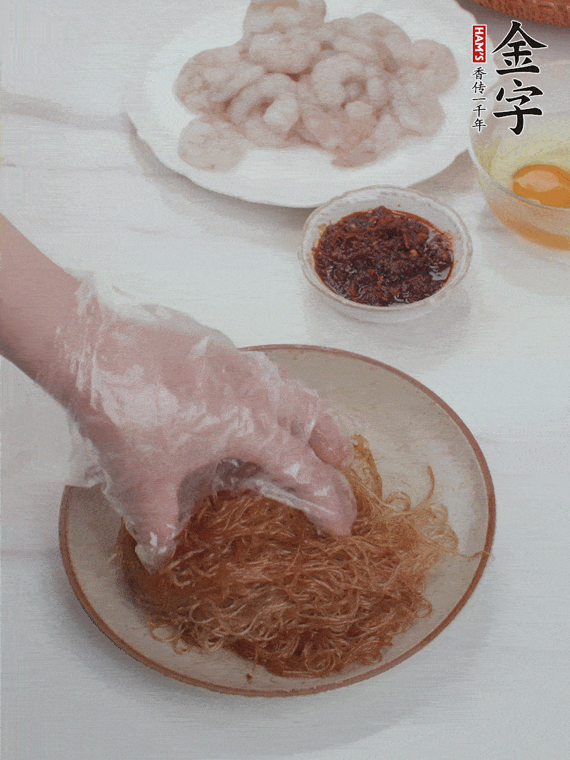 粉絲泡軟后，入沸水煮10秒，撈出后加1/2勺老抽、1/2勺食用油挑松。