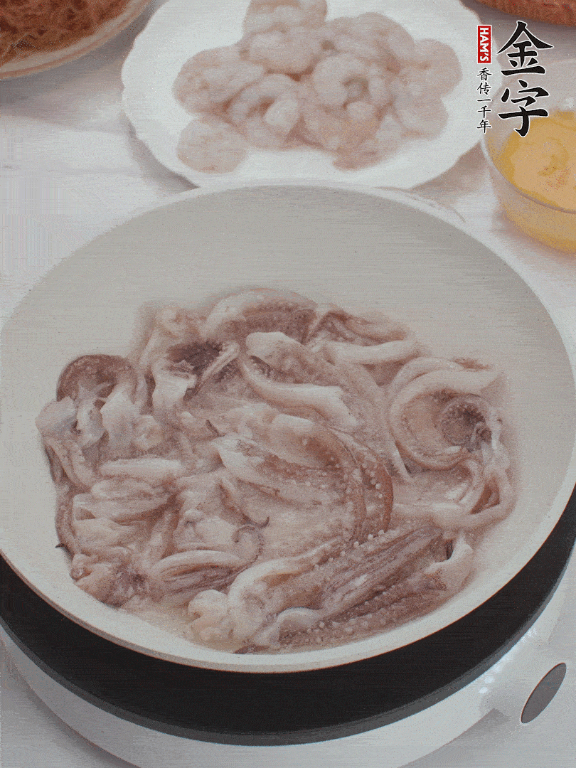蝦仁、魷魚滑油，蛋液炒制半熟。