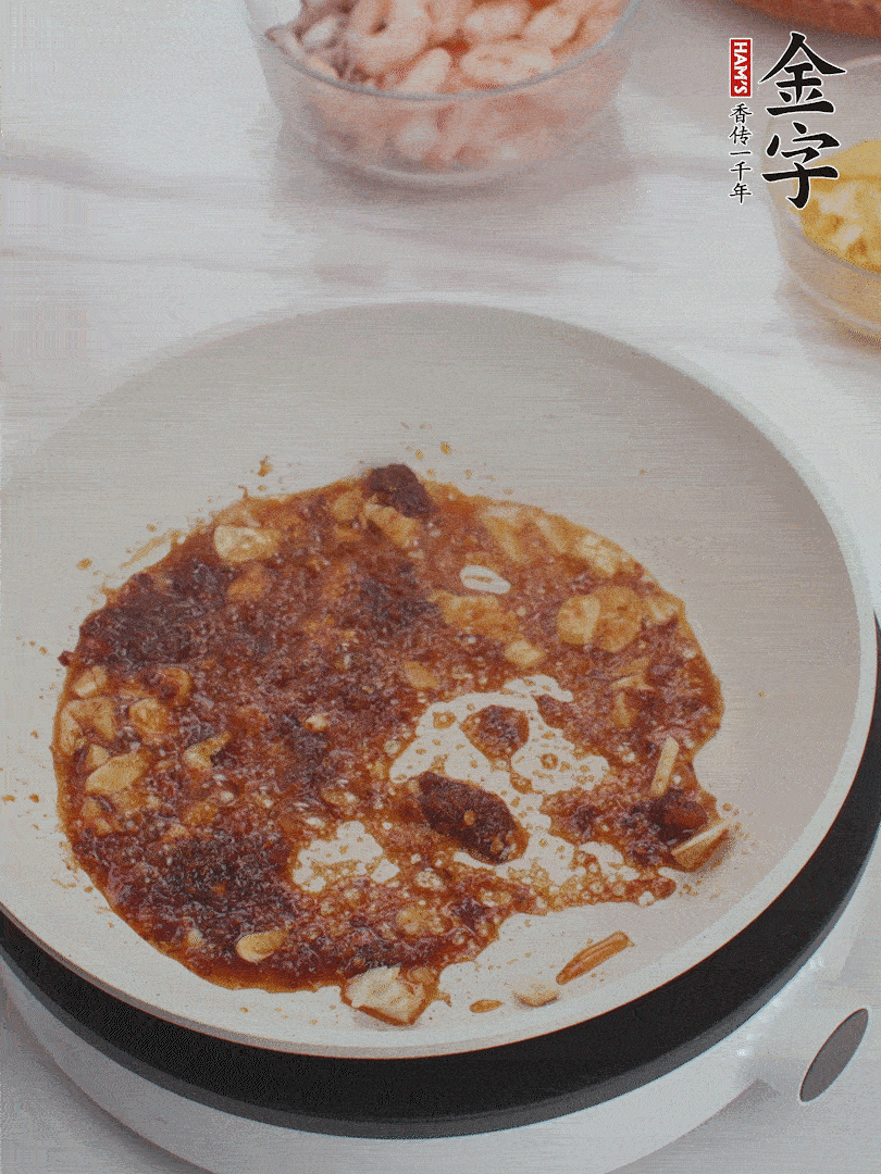 冷鍋熱油，1大勺金字火腿XO醬、蒜末炒香，倒粉絲一起炒。