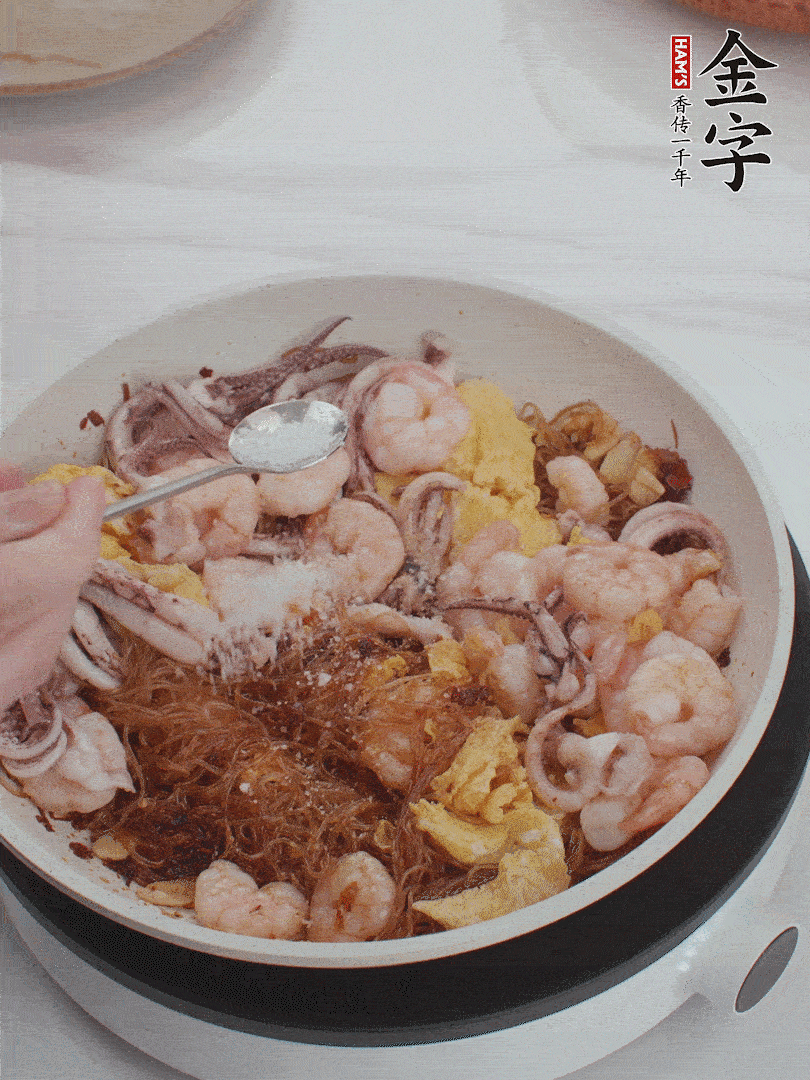 加雞蛋，蝦仁，魷魚混合。