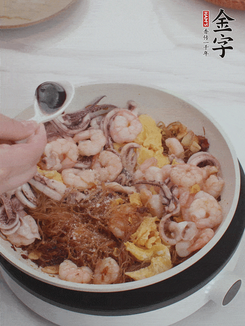 放1/3勺鹽、1/3勺雞精、1/3勺糖、2/3勺生抽調(diào)味。