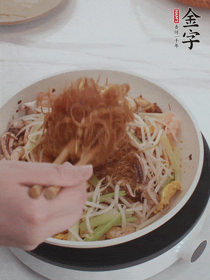 放焯好水的香芹、豆芽翻炒挑松。