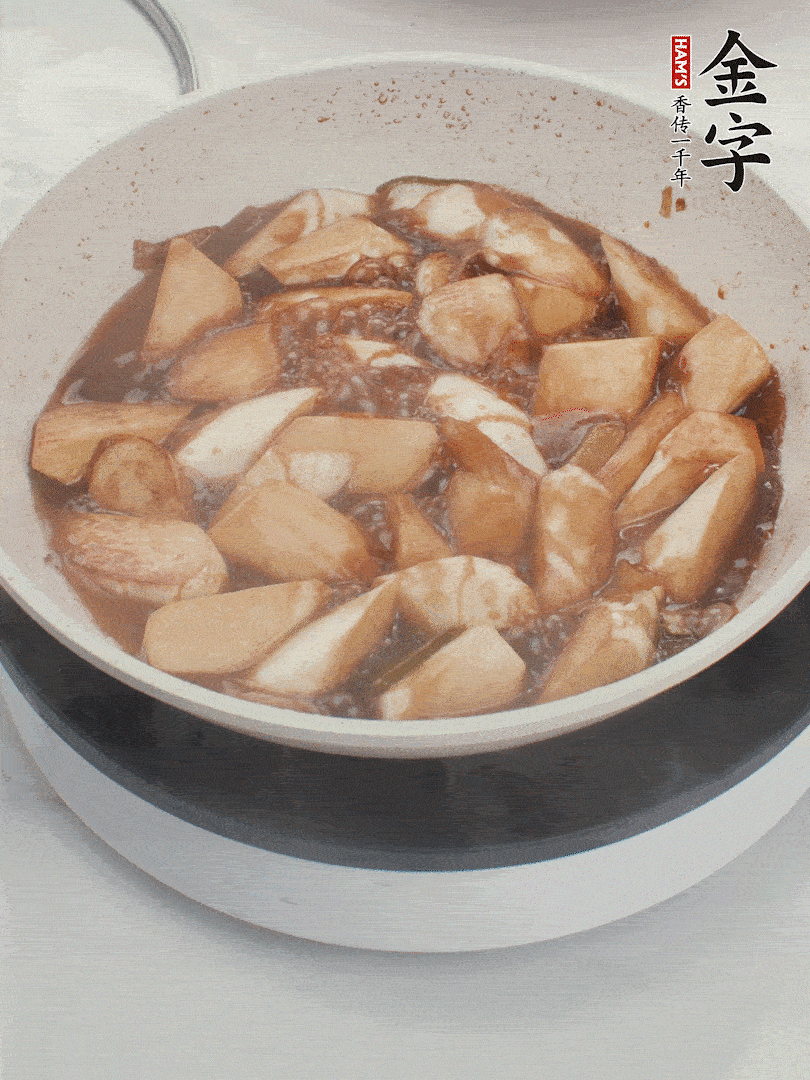 待茭白煸到微微發(fā)黃加入調(diào)好的味汁翻炒。加一小碗清水蓋蓋子燜3-4分鐘。