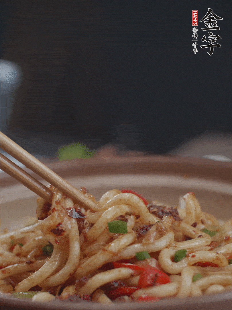 一小撮鹽調(diào)味。最后可以點(diǎn)綴香蔥段。