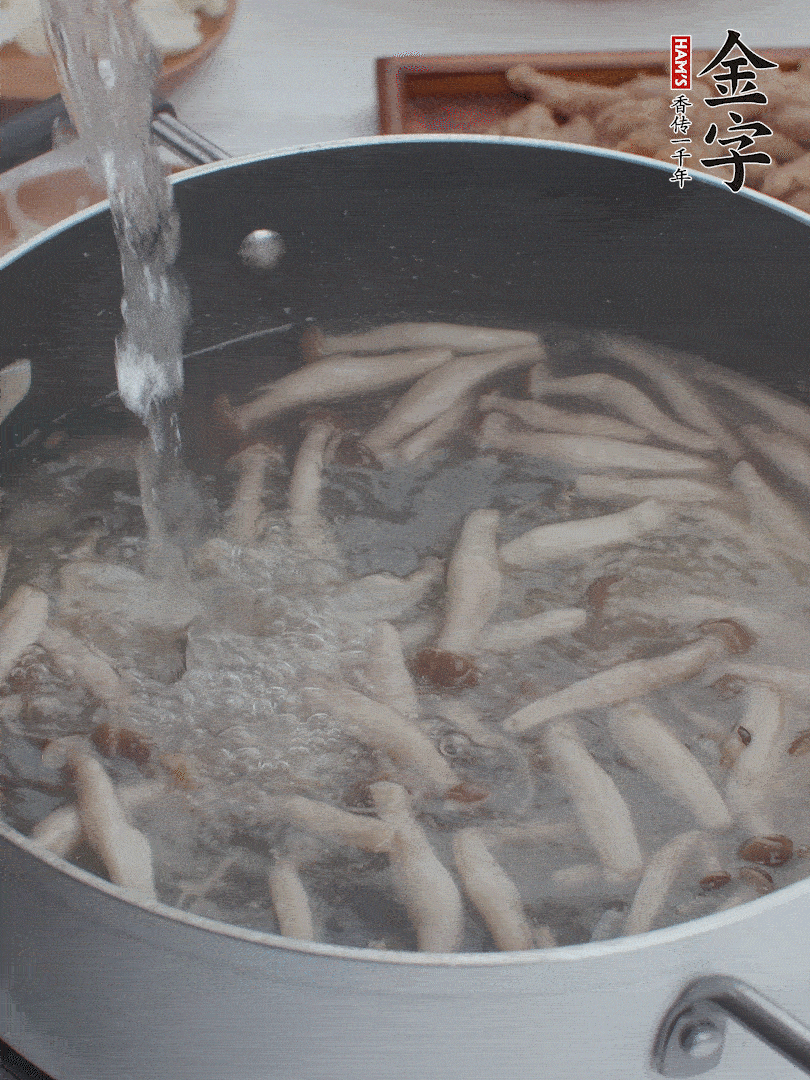 油熱爆香大蔥、蒜末，下蟹味菇炒軟，放清水。