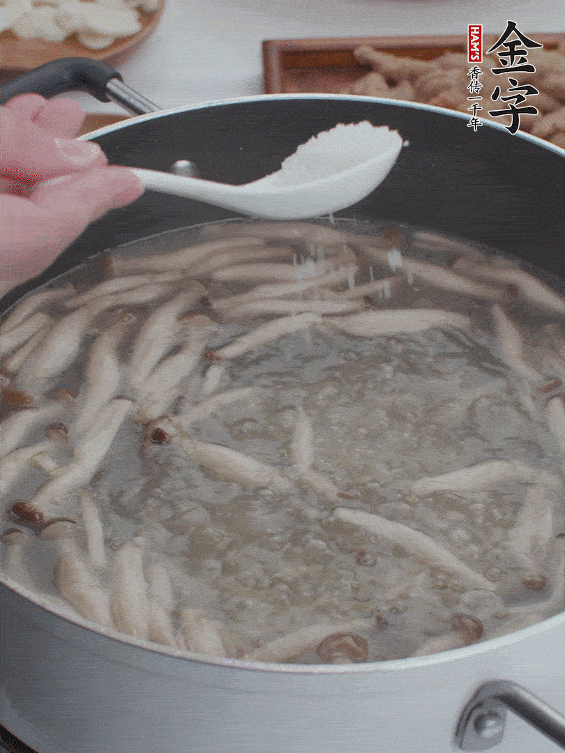 1勺鹽、一點(diǎn)胡椒粉調(diào)味。