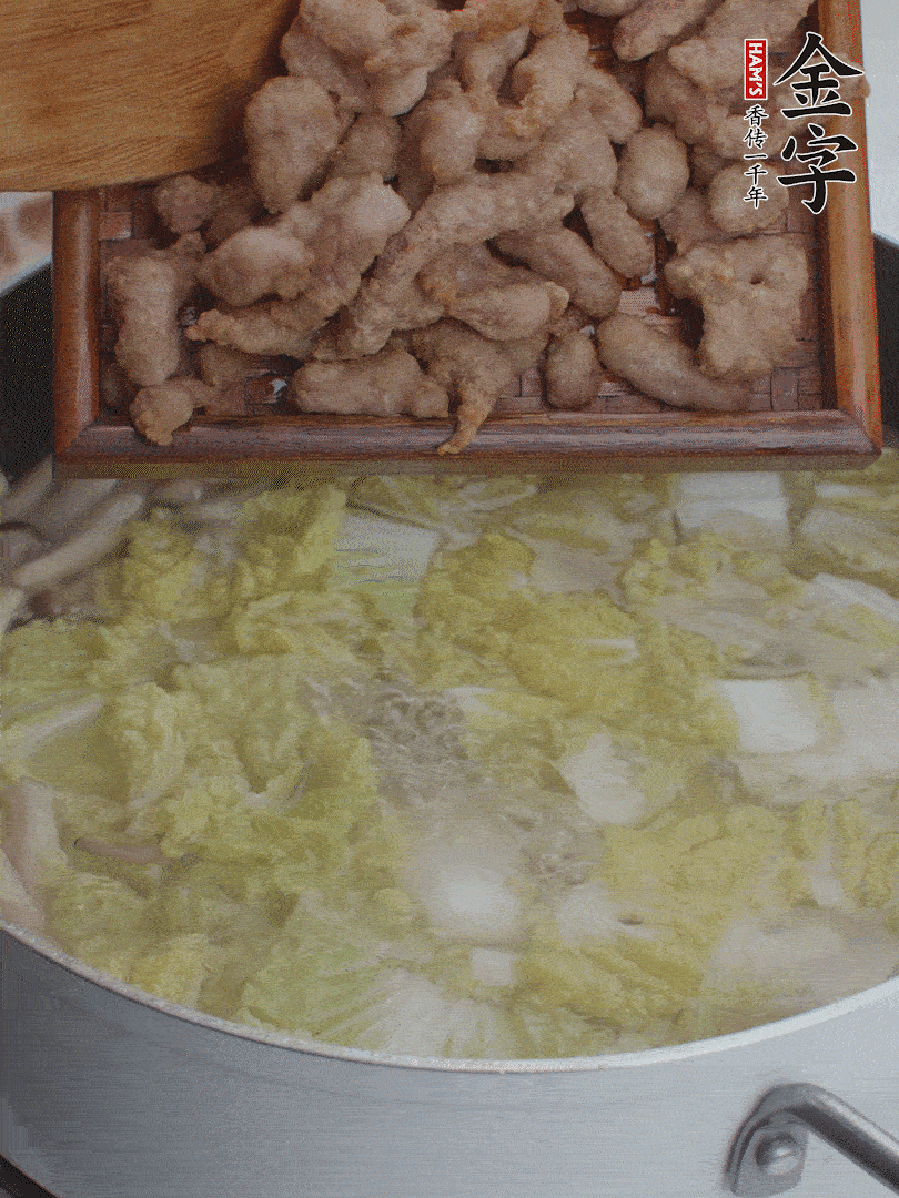 水開后煮10分鐘，下娃娃菜、小酥肉煮3分鐘。