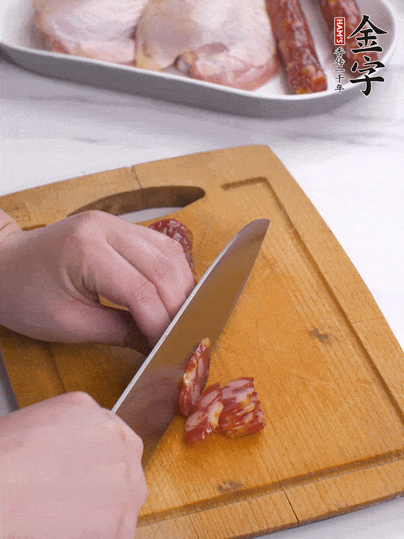 雞大腿去皮去骨切成塊，金字香腸切片，干香菇泡發(fā)切片，小蔥切蔥花。