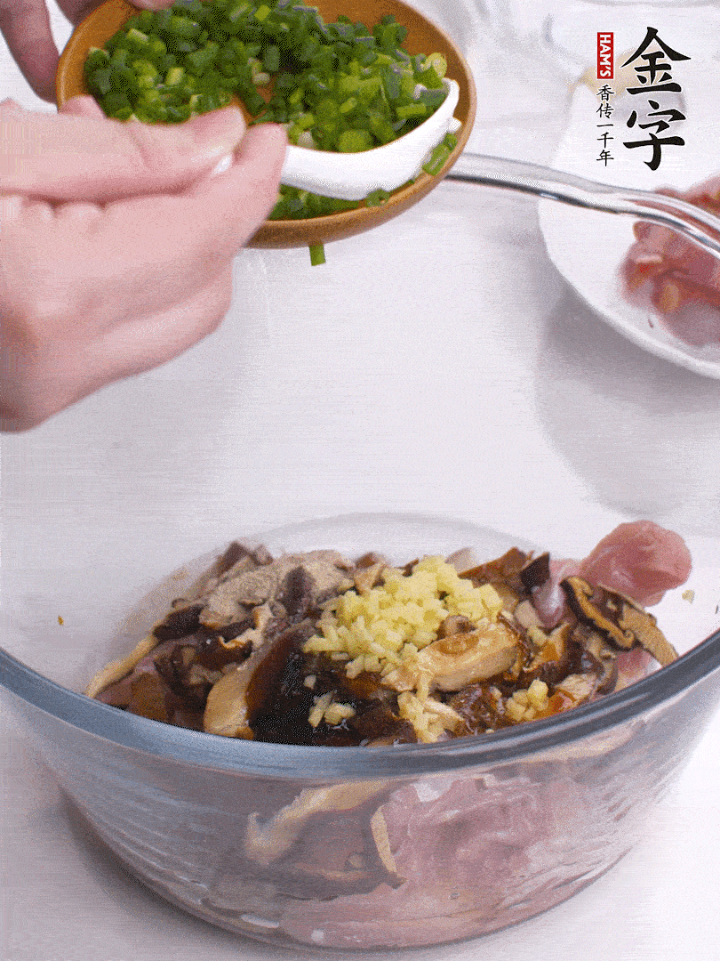 雞肉、香菇混合，加清水1/3杯、料酒1勺、蠔油1勺、鹽1勺、糖1/4勺、白胡椒1/4勺、食用油1勺、香油1/4勺、姜末、蔥花，攪拌均勻腌制2小時。