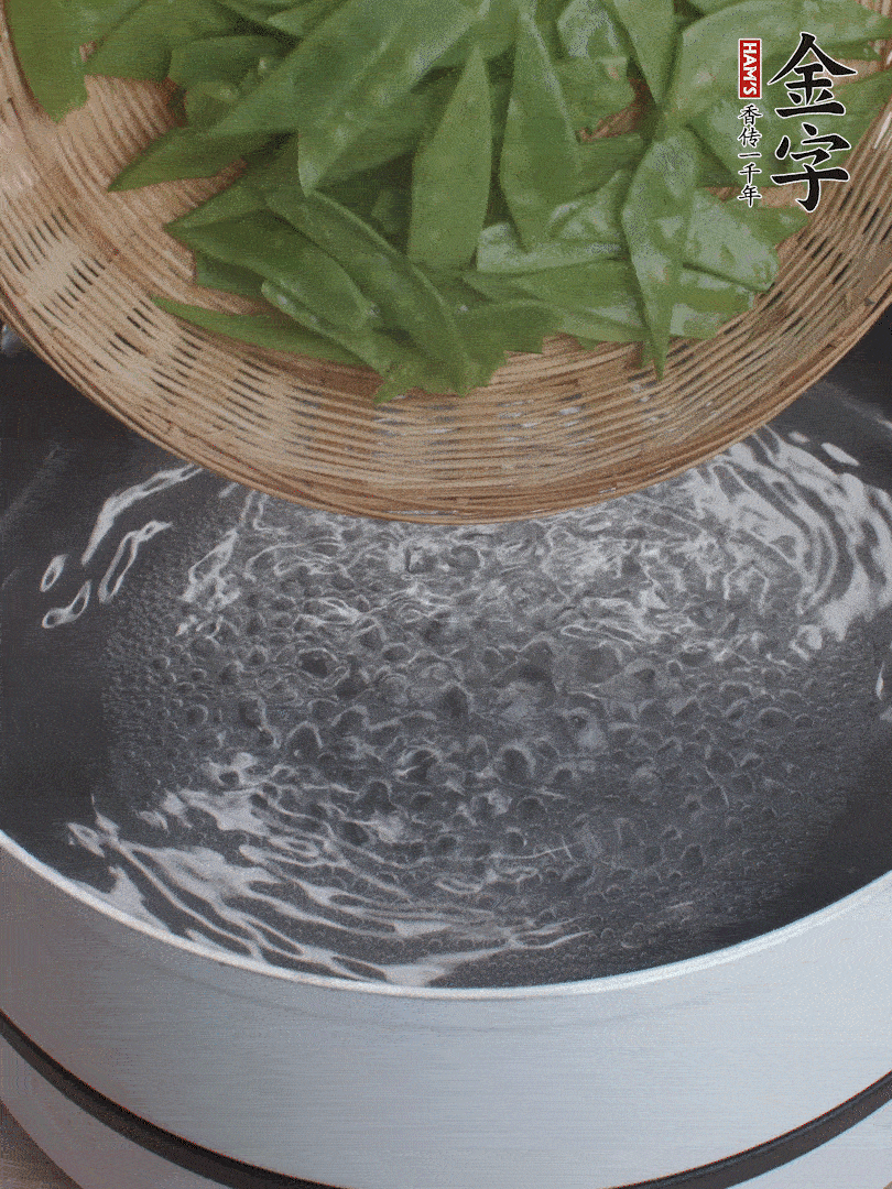甜豆莢撕掉老筋，斜切兩半，焯水1分鐘。