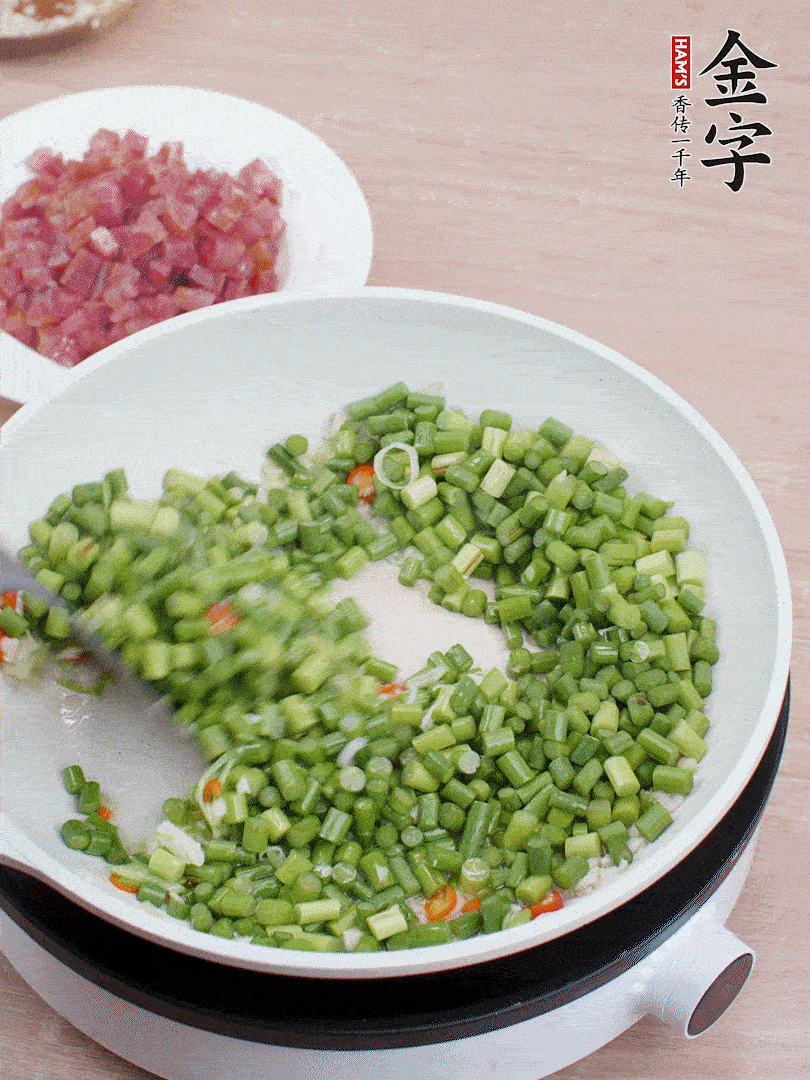 下蒜苔丁、一點(diǎn)鹽翻炒。