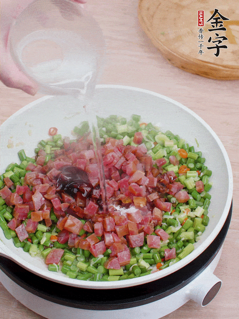 放香腸丁、1勺老抽、1勺蠔油、1/3勺白糖、少許清水炒至斷生。