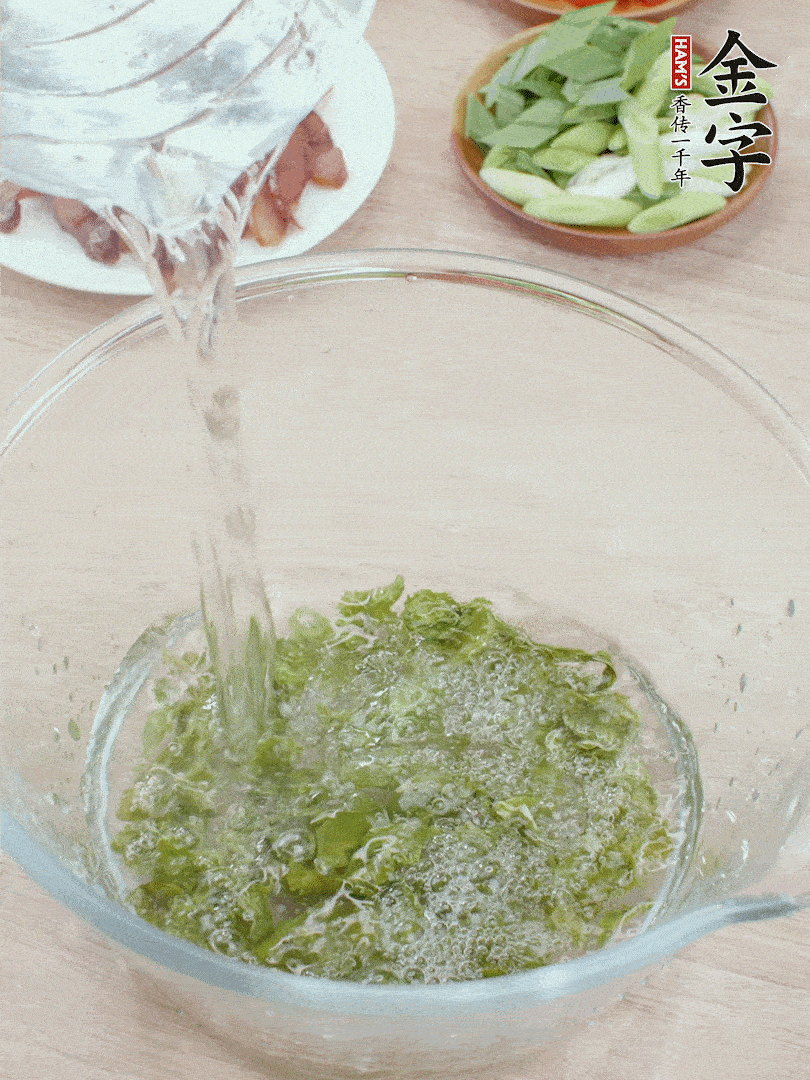 萵筍干溫水泡2小時，青紅辣椒切圈，姜切片，青蒜斜切段。