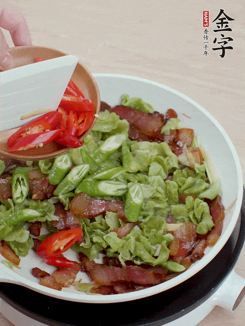 放萵筍干、青紅椒圈爆炒1分鐘。