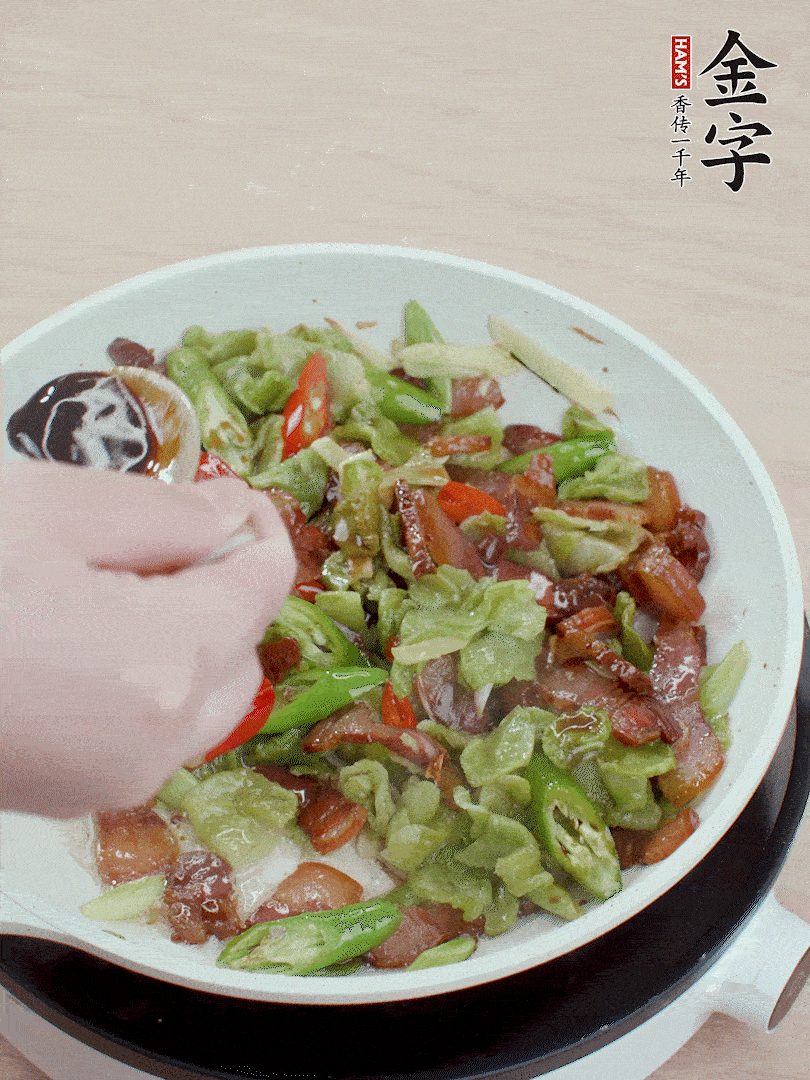 2勺生抽調(diào)味，最后撒蒜葉。