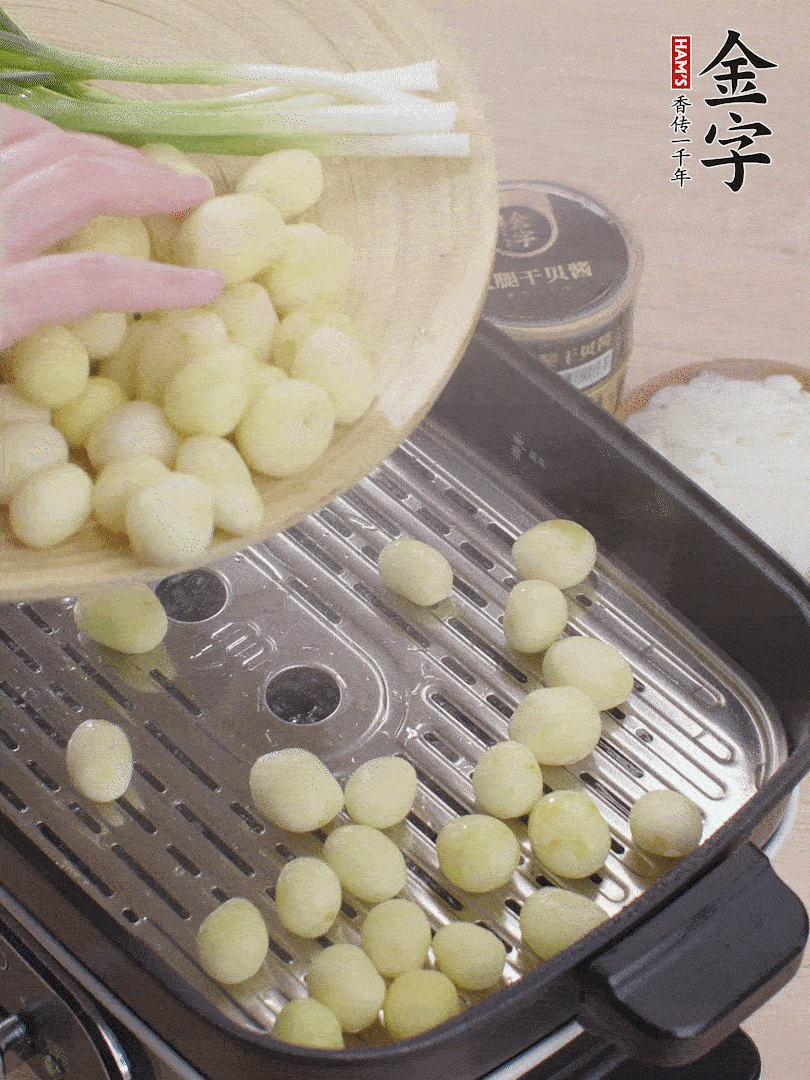 去皮小土豆蒸熟。