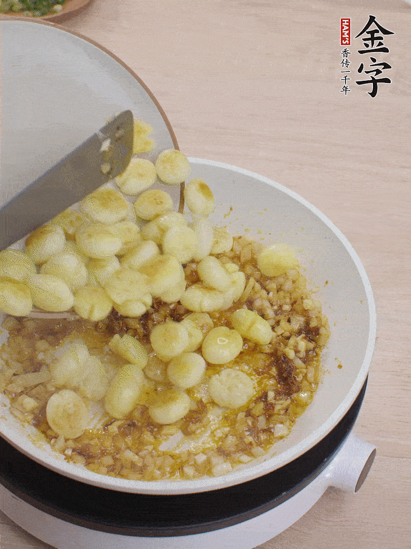 下小土豆翻炒均勻。