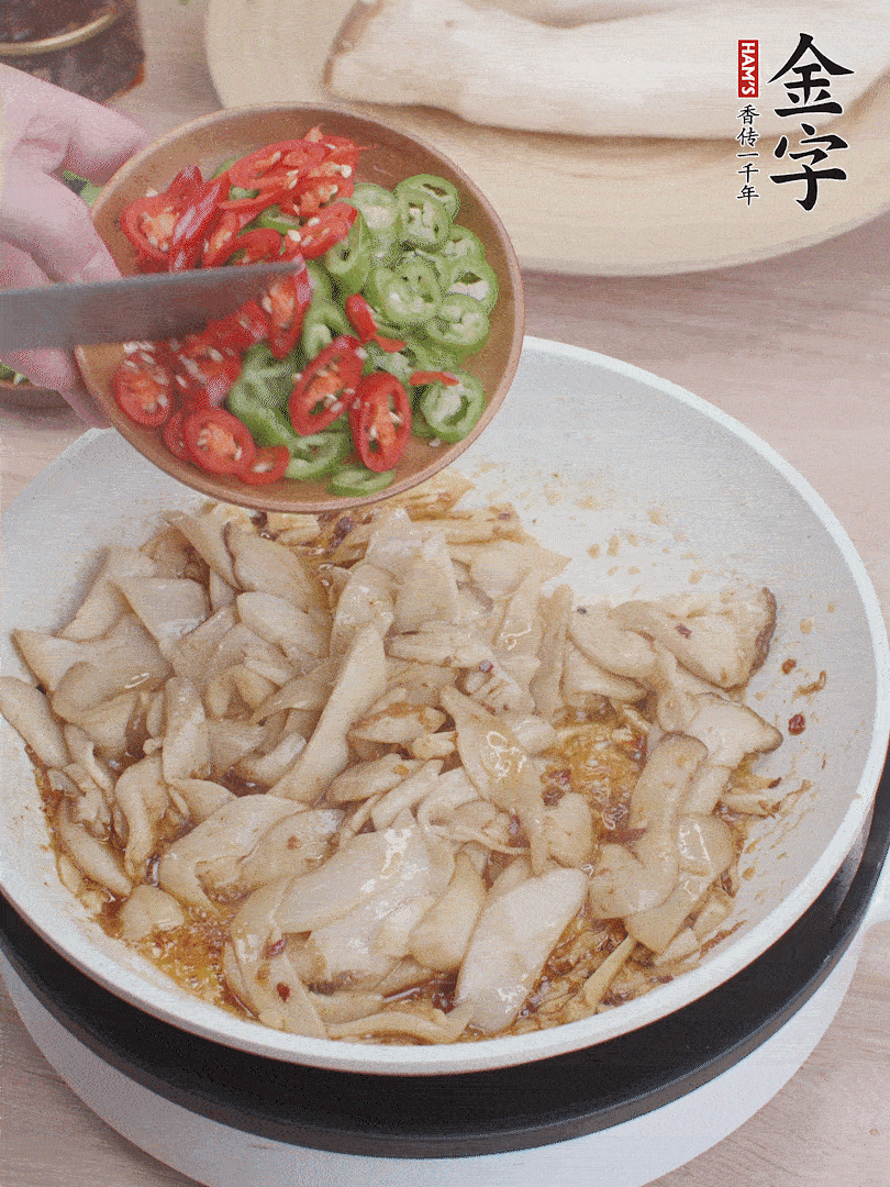 下杏鮑菇、青紅辣椒炒出香味。