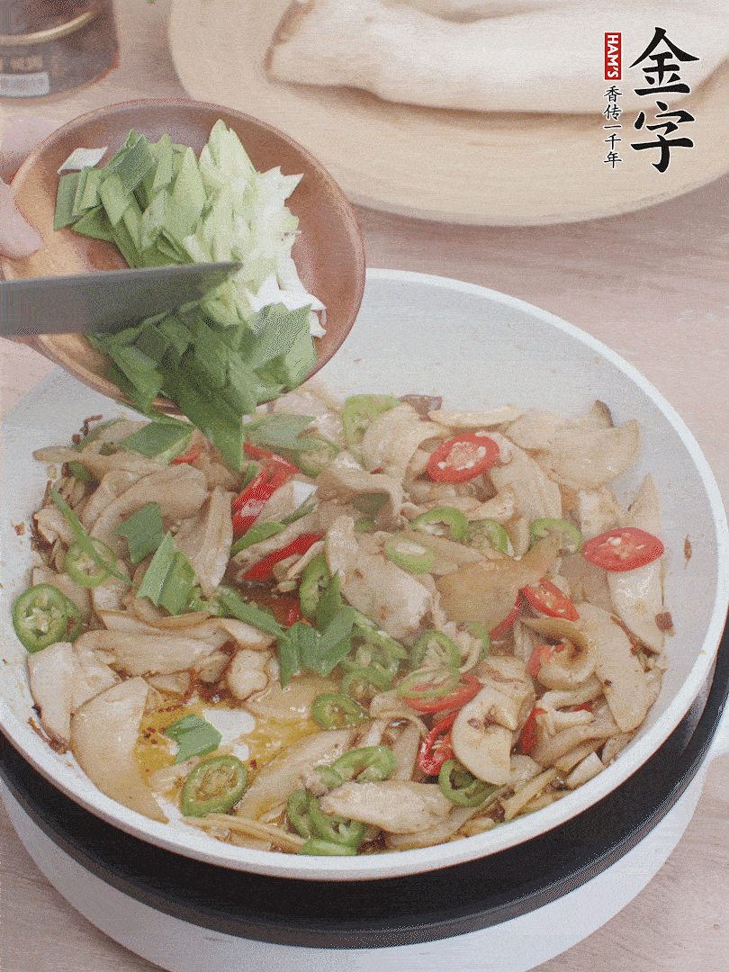 淋少許料酒、最后放大蒜葉。