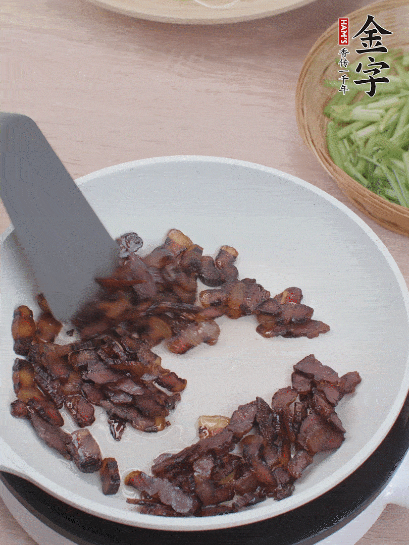 起鍋熱油，煸香醬油肉。