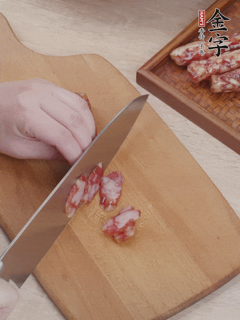 金字香腸斜切片，芹菜切段，小洋蔥切絲，綠菜椒切小塊。