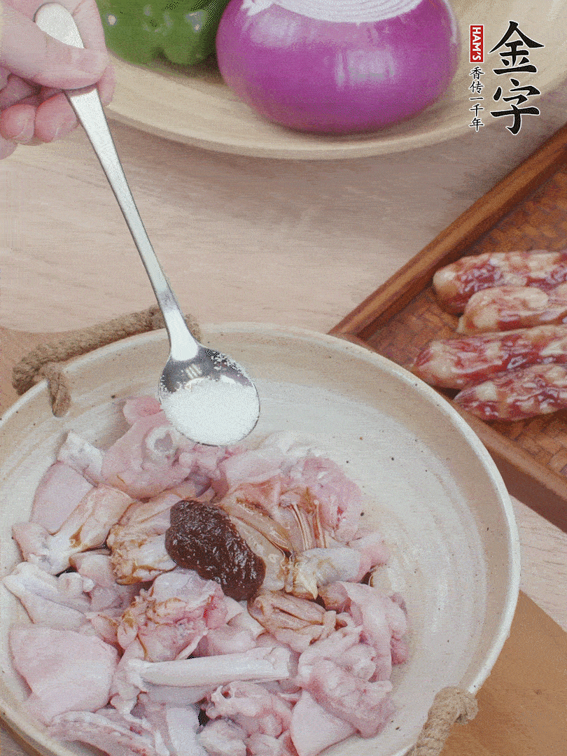 牛蛙塊加1勺柱候醬、1勺生抽、1/3勺白砂糖腌漬20分鐘。