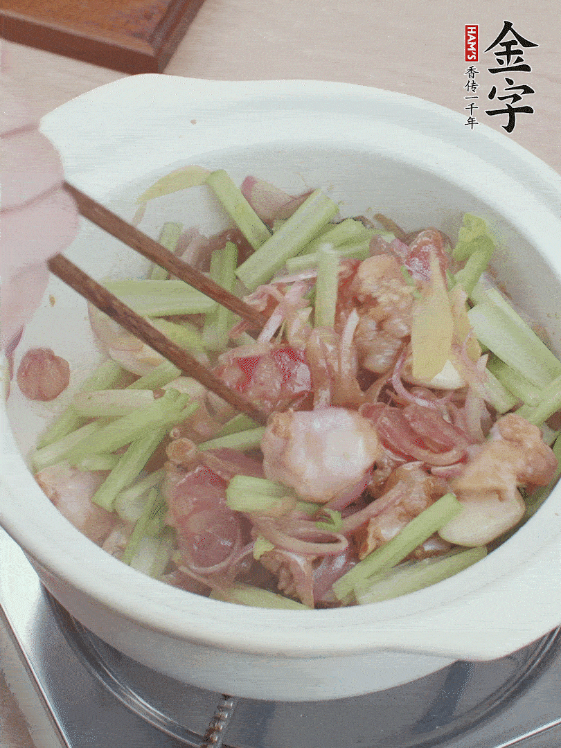 下牛蛙、芹菜、香腸翻炒。