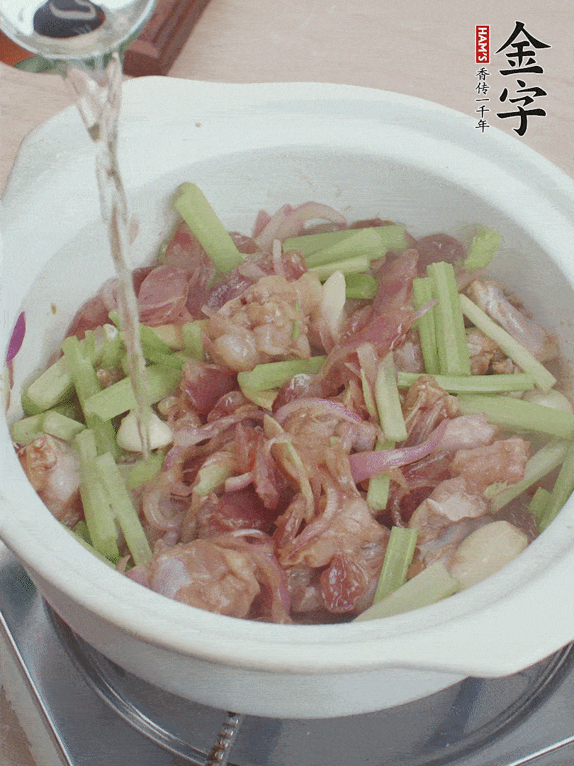 牛蛙變色后，淋點(diǎn)啤酒，加蓋后調(diào)小火燜10分鐘。