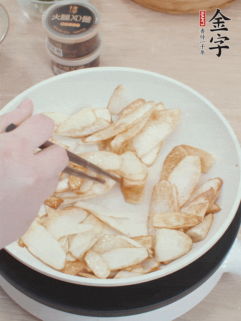 鍋中熱油，山藥煎至兩面金黃。