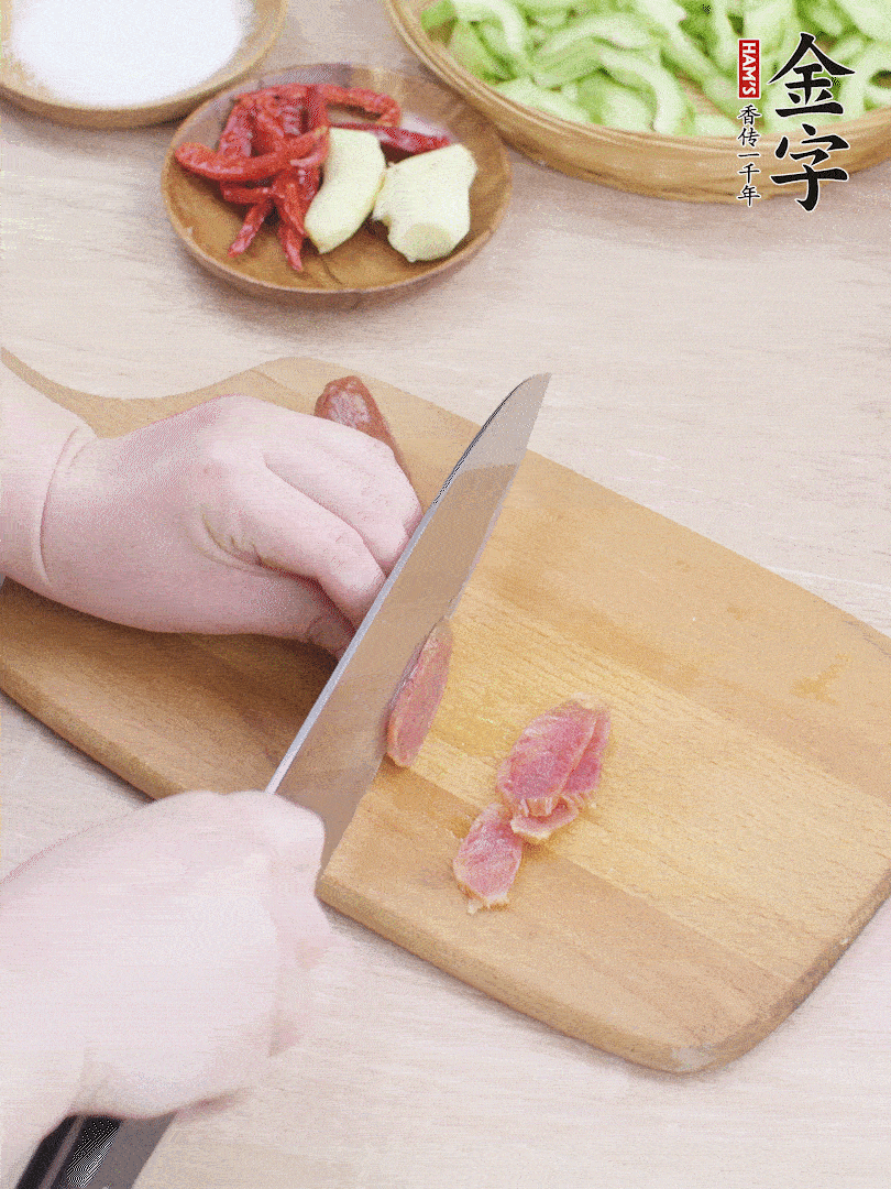 金字土香腸水煮10分鐘，切薄片。