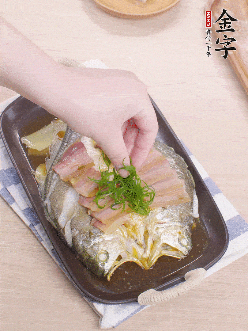 取出姜蔥，淋2勺蒸魚豉油，擺蔥絲。