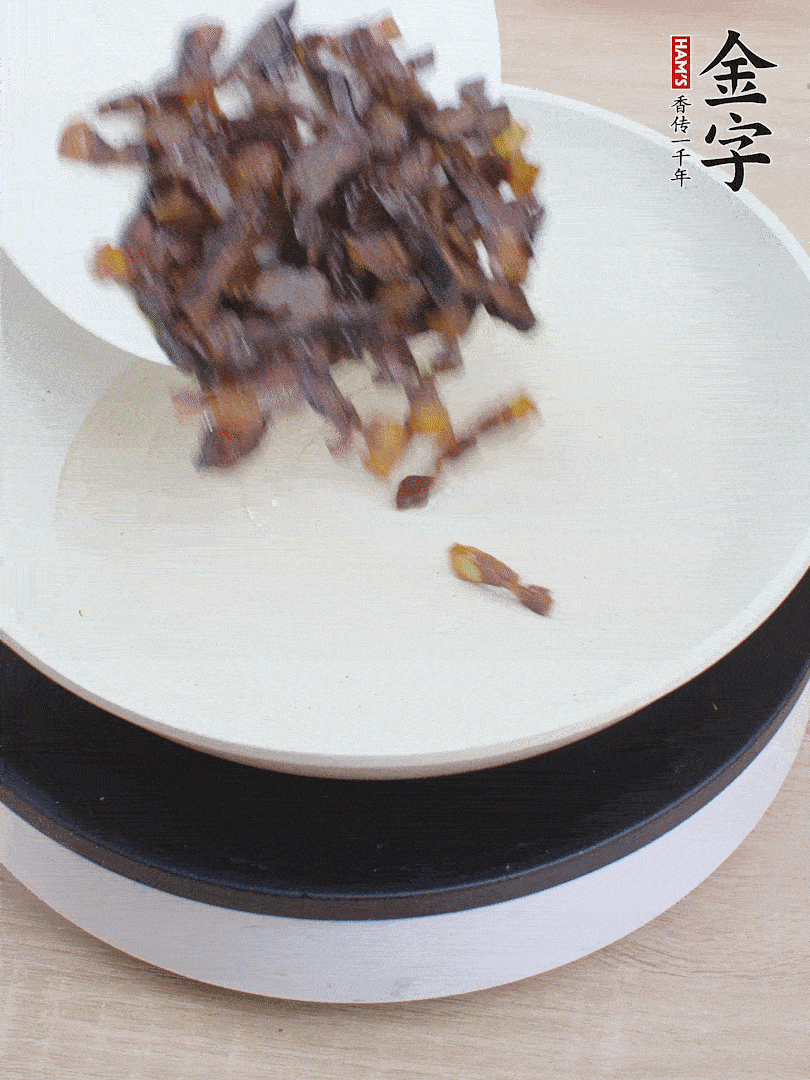 油熱倒醬油肉，編出香味。