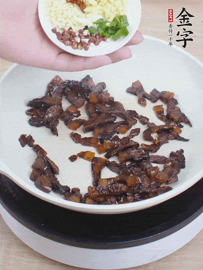 下蔥姜蒜、干辣椒、花椒粒炒香。