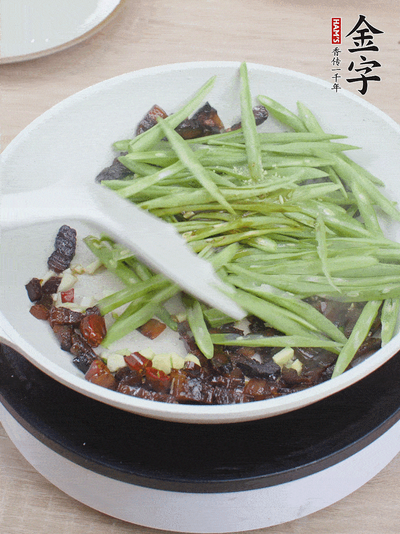下豆角，生抽、雞精調(diào)味，炒到斷生。