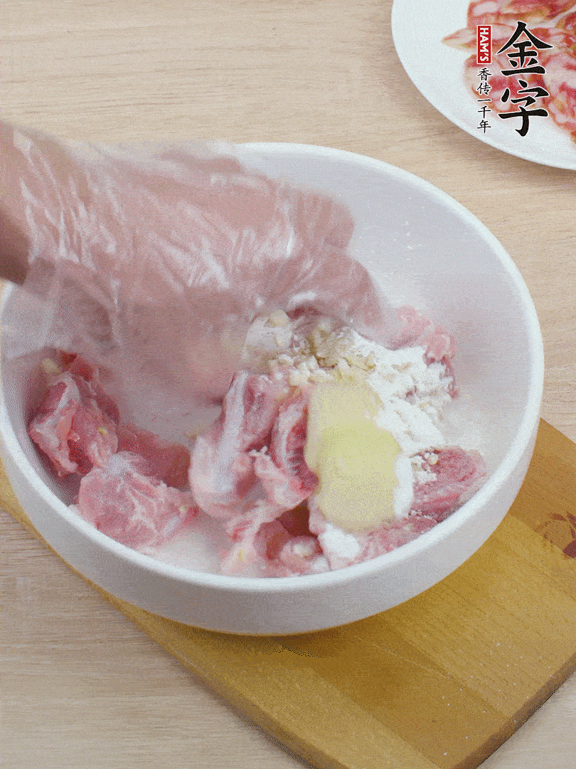 洗凈的小排，加鹽、姜、蒜末、淀粉、胡椒粉抓勻，腌制15分鐘。