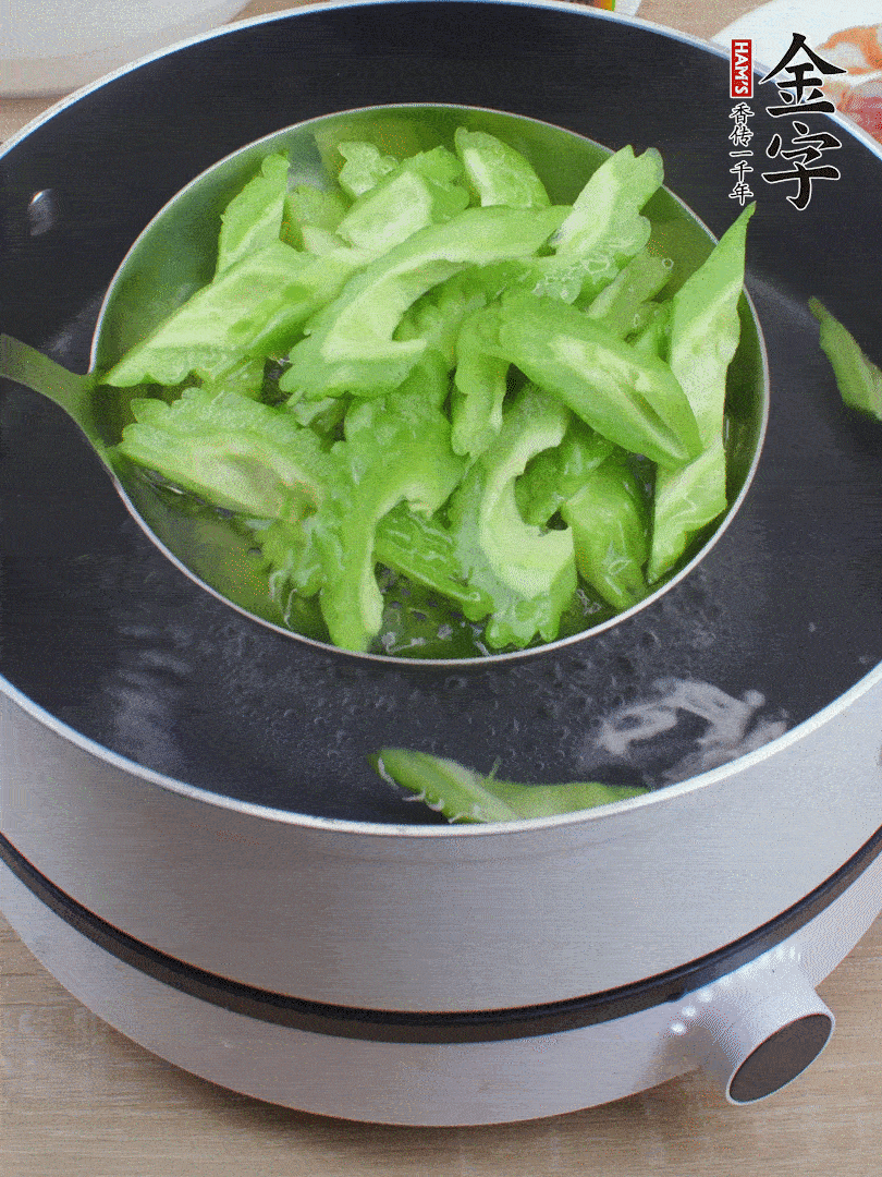 苦瓜去瓤切小塊，開水中加鹽汆燙30秒。