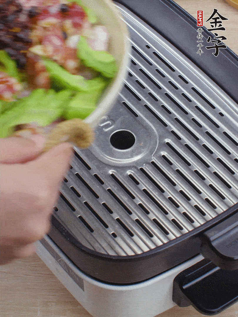 小排、苦瓜、香腸依次碼入，撒上豆豉蒸25分鐘。