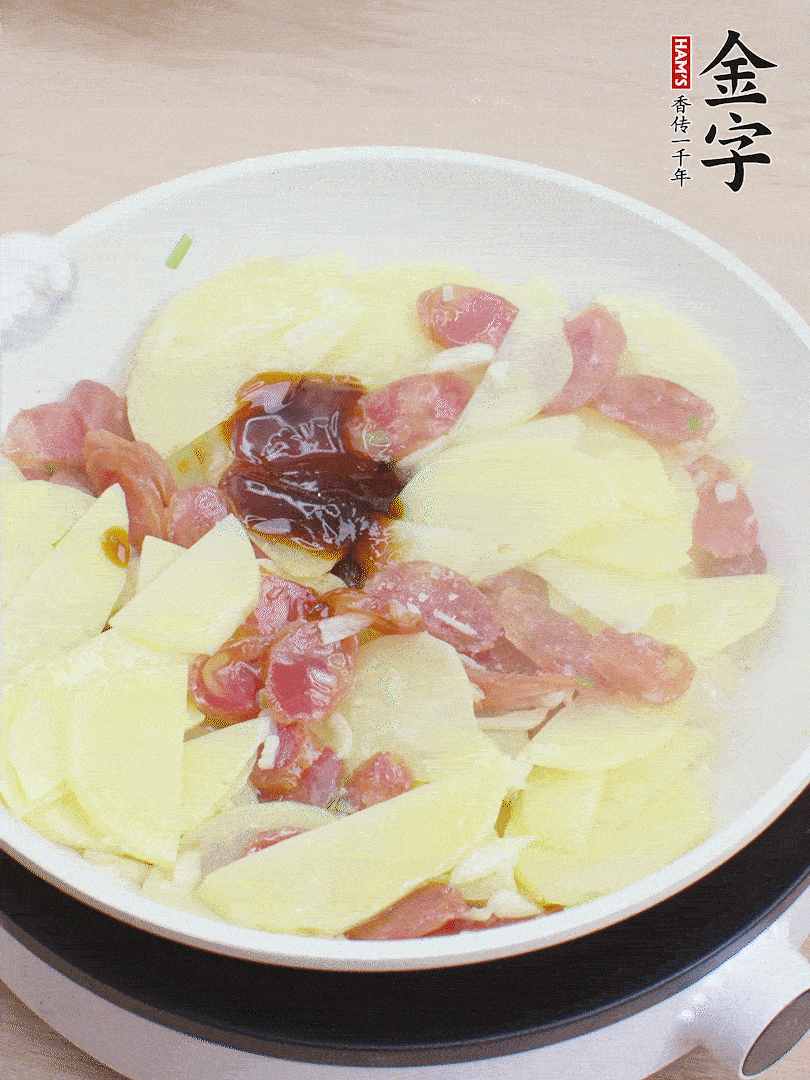 下土豆片，1勺生抽、1勺蠔油、1/3勺鹽、1/3勺糖炒至入味。