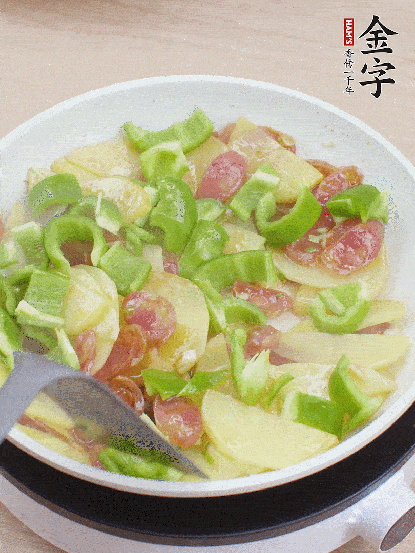 下辣椒翻炒1分鐘。