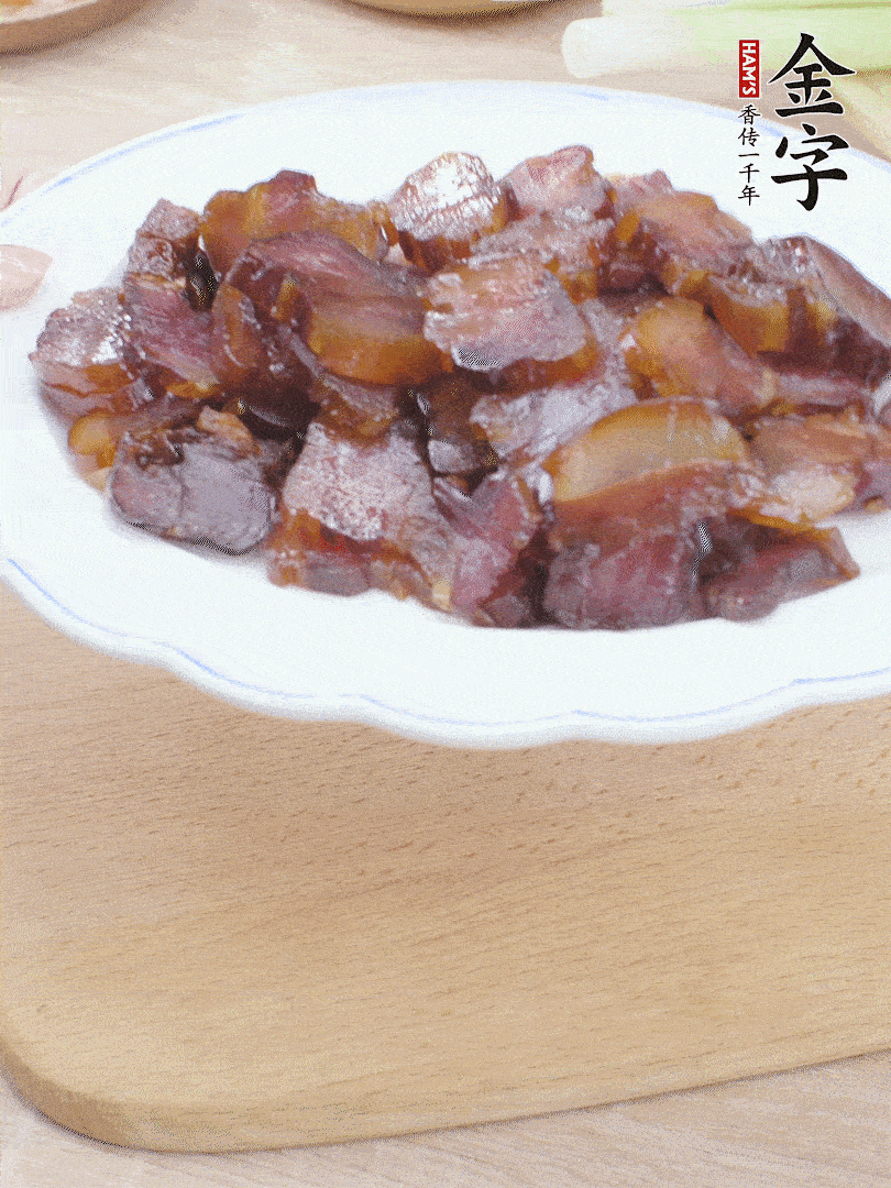 金字醬油肉水煮15分鐘，切薄片。