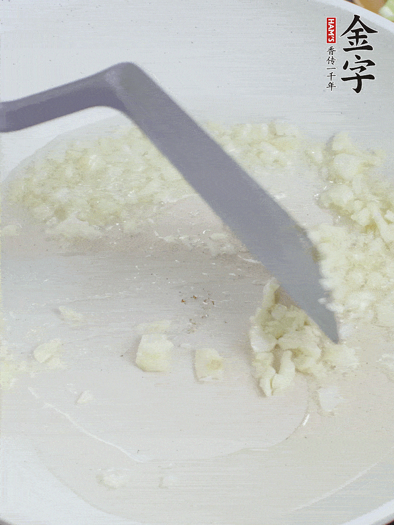 冷鍋熱油，下大蒜煎至兩面微黃。