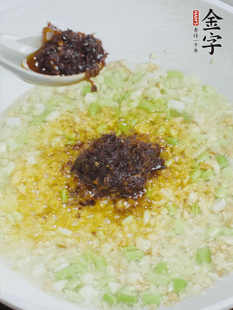 下蔥姜、1大勺金字火腿大師醬爆香。