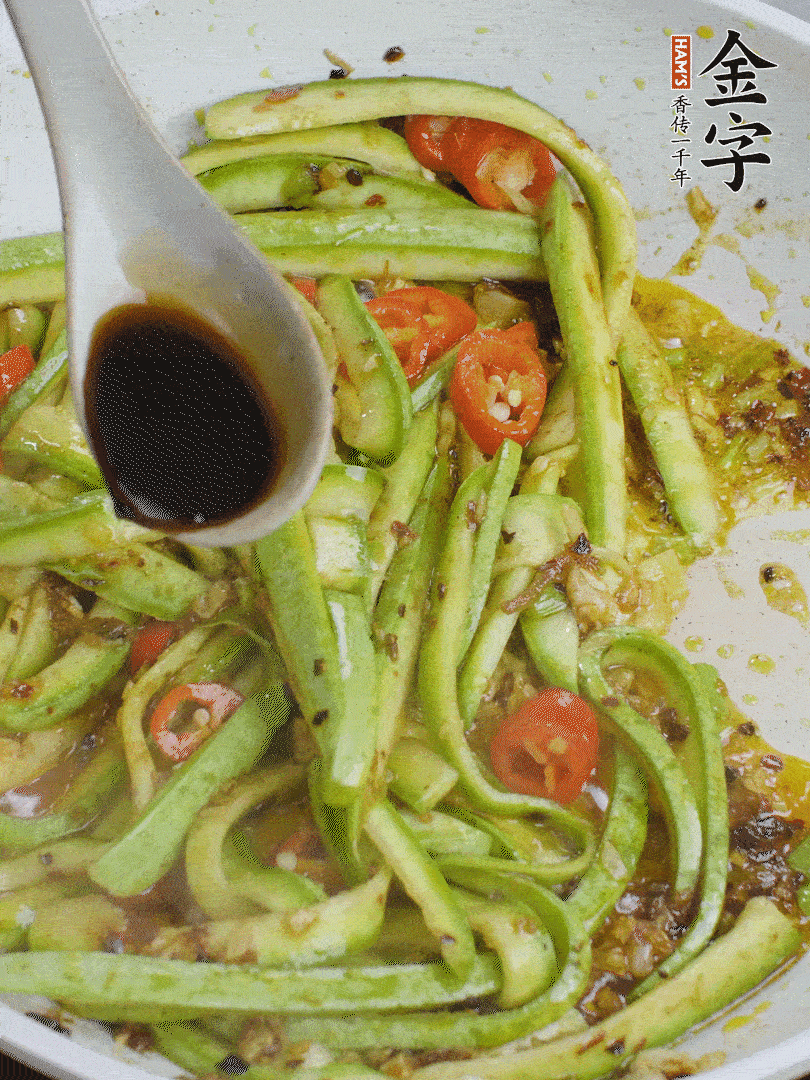 下西葫蘆，加1勺生抽、半勺蠔油、辣椒圈翻炒至斷生。